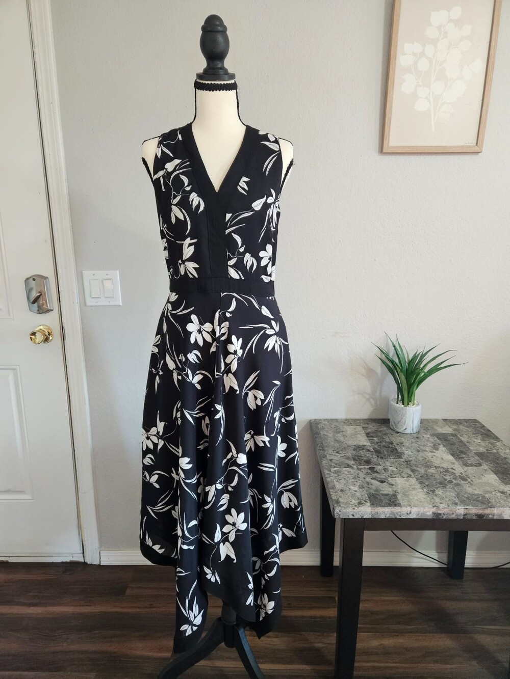 Banana Republic Black White Floral V-Neck Dress Size 2 Sleeveless High Low Hem